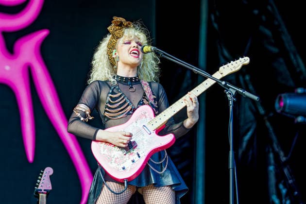 June 18, 2026, Northwich, United Kingdom: CORTNEY DIXON ( Lead Guitar & Backing Vocals) of Du Blonde performing at Delamere Forest, Cheshire UK as part of the annual Forest Live summer concert series. Northwich United Kingdom  - ZUMAp211 20260618_aap_p211_042 Copyright: xAndyxVonxPipx