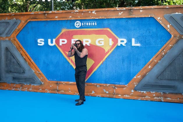 UK Sneak Peak Fan Event for SUPERGIRL in London - 18 Jun 2026 Jason Momoa taking photo s of the photographers at the UK Sneak Peak Fan Event for SUPERGIRL at Cineworld. London United Kingdom Copyright: xPhilxLewisx xSOPAxImagesx JasonMomoaPhoto-1044346