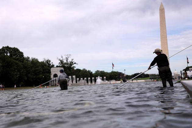 June 18, 2026, Washington, District Of Columbia, USA: National Park Service employees remove green algae from the bottom of the Lincoln Memorial Reflecting Pool in Washington, DC, USA, on June 18, 2026. The NPS is working to control and remove the algae bloom that has turned the pool green following the Trump Administration s recent 4 million repair, resealing, and painting project. Washington USA  - ZUMAs337 20260618_znp_s337_019 Copyright: xGentxShkullakux