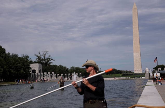 June 18, 2026, Washington, District Of Columbia, USA: National Park Service employees remove green algae from the bottom of the Lincoln Memorial Reflecting Pool in Washington, DC, USA, on June 18, 2026. The NPS is working to control and remove the algae bloom that has turned the pool green following the Trump Administration s recent 4 million repair, resealing, and painting project. Washington USA - ZUMAs337 20260618_znp_s337_021 Copyright: xGentxShkullakux