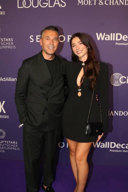 Dashi Krasnici mit Schwiegertochter Eleta Krasnici bei der Verleihung des Deutschen Parfumpreises Duftstars 2026 auf der Rheinterrasse Düsseldorf. Düsseldorf, 18.06.2026 *** Dashi Krasnici with his daughter-in-law Eleta Krasnici at the 2026 Duftstars German Perfume Awards ceremony on the Rheinterrasse in Düsseldorf, Düsseldorf, June 18, 2026,detected_source_language Copyright: xAgenturxMatthiasxWehnertx xM.xGränzdörferx