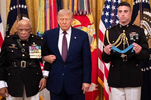 June 18, 2026, Washington, District Of Columbia, USA: United States President Donald Trump awards the Medal of Honor to Major James Capers, Jr., during a ceremony in the East Room of the White House in Washington, DC, USA, on Thursday, June 18, 2026 Washington USA - ZUMAs152 20260618_faa_s152_123 Copyright: xAaronxSchwartzx-xPoolxviaxCNPx