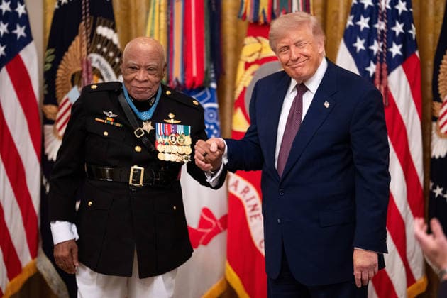 June 18, 2026, Washington, District Of Columbia, USA: United States President Donald Trump awards the Medal of Honor to Major James Capers, Jr., during a ceremony in the East Room of the White House in Washington, DC, USA, on Thursday, June 18, 2026 Washington USA - ZUMAs152 20260618_faa_s152_130 Copyright: xAaronxSchwartzx-xPoolxviaxCNPx