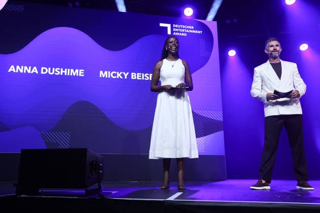 Anna Dushime und Micky Beisenherz bei der Verleihung von Der Deutsche Entertainment Award am 18.06.2026 in Koeln Anna Dushime and Micky Beisenherz attend the German Entertainment Award ceremony on June 18, 2026, in Cologne. Deutscher Entertainment Award in Koeln *** Anna Dushime and Micky Beisenherz at the German Entertainment Award ceremony on June 18, 2026, in Cologne Anna Dushime and Micky Beisenherz attend the German Entertainment Award ceremony on June 18, 2026, in Cologne German Entertainment Award in Cologne,detected_source_language 
