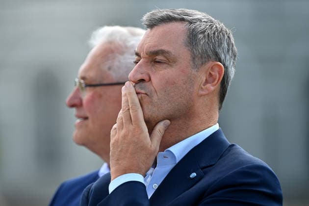 Markus SOEDER (Ministerpraesident Bayern und CSU Vorsitzender).,hi:Joachim HERRMANN (Innenminister Bayern), Portraet,Portrait,Porträt. Pressetermin im Rahmen der Einladung der Olympischen Spitzenverbaende zur Vorstellung des vertieften Bewerbungskonzepts Muenchen 20XX am Donnerstag, 18.06.2026 vor dem Schloss Nymphenburg *** Markus SOEDER, Minister-President of Bavaria and CSU Chairman, hi Joachim HERRMANN, Bavarian Minister of the Interior, portrait, portrait,Portrait