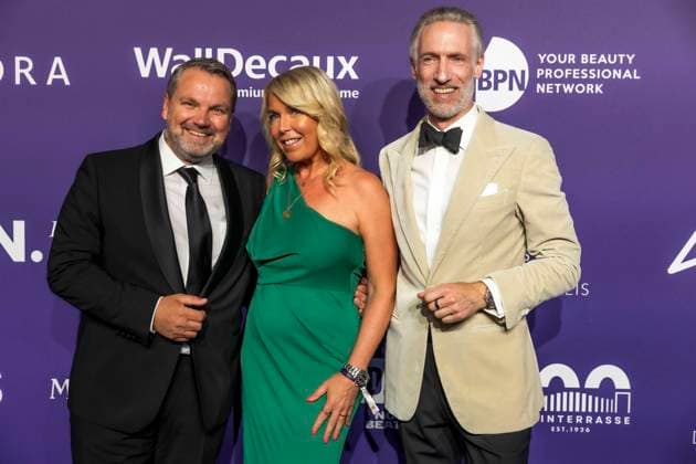 ABB DUFTSTARS-Udo Heuse, Fragrance Foundation Germany, Gast Andreas Fuhlisch Fragrance Foundation Germany, zu Gast auf dem blauen Teppich bei der Verleihung des Deutschen Parfumpreises Duftstars 2026 auf der Rheinterrasse am 18.06.2026 in Duesseldorf NRW Deutschland *** ABB DUFTSTARS Udo Heuse, Fragrance Foundation Germany, guest Andreas Fuhlisch of the Fragrance Foundation Germany, appearing on the blue carpet at the 2026 Duftstars German Fragrance Awards ceremony on the Rheinterrasse on June 18, 2026, in Düsseldorf, North Rhine-Westphalia, Germany,detected_source_language