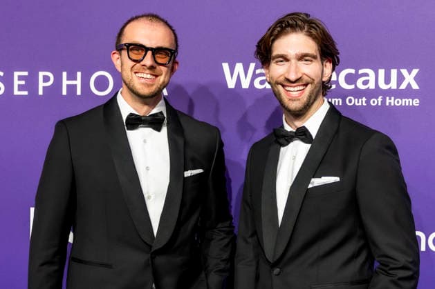 ABB DUFTSTARS- Philipp Hehmann (Influencer) zusammen mit Philip Deml (Influencer) zu Gast auf dem blauen Teppich bei der Verleihung des Deutschen Parfumpreises Duftstars 2026 auf der Rheinterrasse am 18.06.2026 in Duesseldorf NRW Deutschland *** ABB DUFTSTARS
