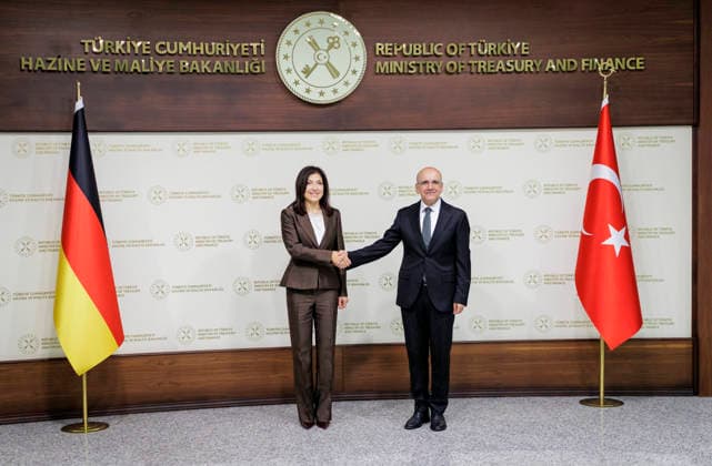 Katherina Reiche (CDU), Bundesministerin fuer Wirtschaft und Energie, aufgenommen im Rahmen ihrer Reise in die Tuerkei. Hier trifft sie Finanzminister Mehmet Simsek. Fotografiert im Auftrag des BMWE Ankara Tuerkei *** Katherina Reiche (CDU), Federal Minister for Economic Affairs and Energy, photographed during her trip to Turkey. Here she is meeting with Finance Minister Mehmet Simsek. Photo taken on behalf of the BMWE in Ankara, Turkey.,detected_source_language Copyright: xThomasxKoehlerx