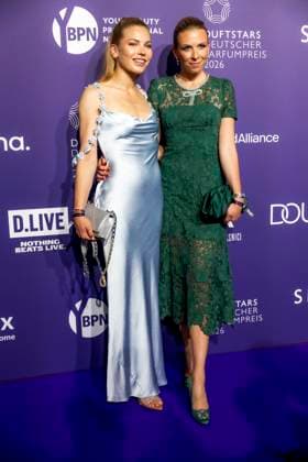 ABB DUFTSTARS- Valentina Guennewi mit Nena Brockhaus (Journalistin und Kolumnistin) zu Gast auf dem blauen Teppich bei der Verleihung des Deutschen Parfumpreises Duftstars 2026 auf der Rheinterrasse am 18.06.2026 in Duesseldorf NRW Deutschland *** ABB DUFTSTARS