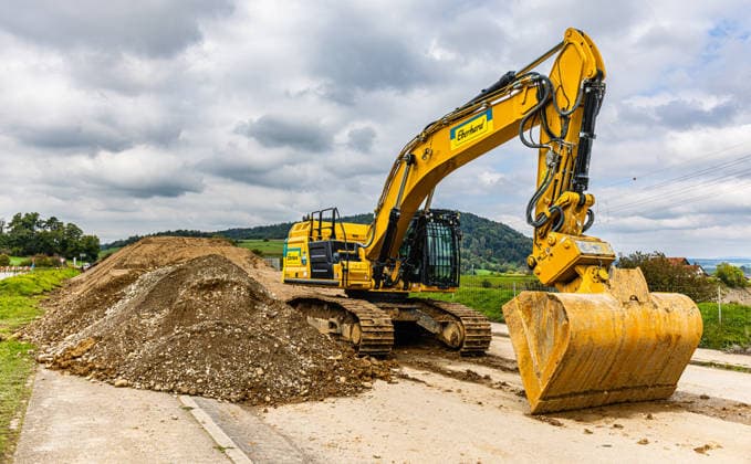 Large construction machines at the major construction site Chrü Glattfelden, Switzerland, 28th Sep 2025: A Caterpillar 352 Next Generation excavator is also being used. This 50-ton class hydraulic excavator has 443 hp. *** Large construction machines at the major construction site in Chrü Glattfelden, Switzerland, September 28, 2025. A Caterpillar 352 Next Generation excavator is also being used. This 50-metric-ton-class hydraulic excavator has 443 hp.,detected_source_language Copyright: xAndreasxHaasx
