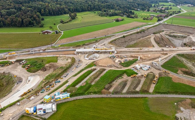 Drone footage of the major infrastructure construction site in G Glattfelden, Switzerland, 28th Sep 2025: Drone footage of the major construction site at the Chrüzstrasse roundabout. The expansion of Schaffhauserstrasse in the Zurich lowlands shows the current construction progress and the future traffic flow from above. *** Drone footage of the major infrastructure construction site in G Glattfelden, Switzerland, September 28, 2025. Drone footage of the major construction site at the Chrüzstrasse roundabout. The expansion of Schaffhauserstrasse in the Zurich lowlands shows the current construction progress and the future traffic flow from above.,detected_source_language Copyright: xAndreasxHaasx