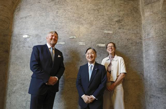 Japan s emperor in Leiden Emperor Naruhito (C) of Japan and King Willem-Alexander of the Netherlands visit the Sweat Room, where graduates sign their names, at Leiden University, in Leiden, the Netherlands, on June 18, 2026, during the emperor s state visit. (Pool photo)  A14AA0005619463P