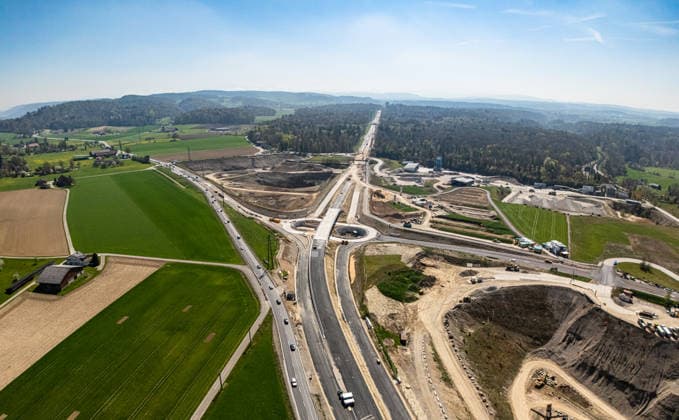 Drone footage of the major infrastructure construction site in G Glattfelden, Switzerland, 11th Apr 2026: Drone footage of the major construction site at the Chrüzstrasse roundabout. The expansion of Schaffhauserstrasse in the Zurich lowlands shows the current construction progress and the future traffic flow from above. *** Drone footage of the major infrastructure construction site in G Glattfelden, Switzerland, April 11, 2026. Drone footage of the major construction site at the Chrüzstrasse roundabout. The expansion of Schaffhauserstrasse in the Zurich lowlands shows the current construction progress and the future traffic flow from above.,detected_source_language Copyright: xAndreasxHaasx