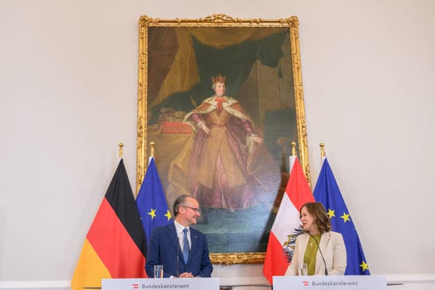 photonews.at - Wien, 19.06.2026. Die Europaministerin empfängt den deutschen Staatsminister für Europa zu einem Arbeitsgespräch im Bundeskanzleramt. Im Mittelpunkt des Treffens stehen aktuelle europapolitische Themen sowie die Zusammenarbeit zwischen Österreich und Deutschland. PHOTO: Staatsminister für Europa Gunther Krichbaum (CDU) und Kanzlerantministerin für Integration, Familie, Jugend und EU-Agenden Claudia Bauer (ÖVP) Austria s Minister for European Affairs welcomes Germany s Minister of State for Europe for a working meeting at the Federal Chancellery in Vienna. The talks focus on current European policy issues and bilateral cooperation Europa, Europapolitik, Deutschland, Österreich, Arbeitsgespräch, Bundeskanzleramt, Europea 