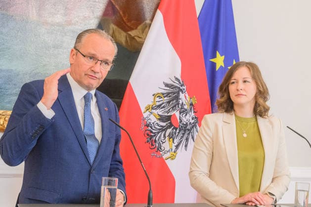 photonews.at - Wien, 19.06.2026. Die Europaministerin empfängt den deutschen Staatsminister für Europa zu einem Arbeitsgespräch im Bundeskanzleramt. Im Mittelpunkt des Treffens stehen aktuelle europapolitische Themen sowie die Zusammenarbeit zwischen Österreich und Deutschland. PHOTO: Staatsminister für Europa Gunther Krichbaum (CDU) und Kanzlerantministerin für Integration, Familie, Jugend und EU-Agenden Claudia Bauer (ÖVP) Austria s Minister for European Affairs welcomes Germany s Minister of State for Europe for a working meeting at the Federal Chancellery in Vienna. The talks focus on current European policy issues and bilateral cooperation Europa, Europapolitik, Deutschland, Österreich, Arbeitsgespräch, Bundeskanzleramt, Europea 
