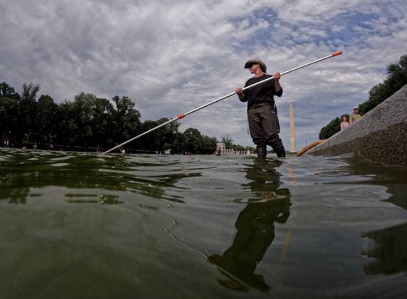 Workers remove algae from the Lincoln Memorial Reflecting Pool in Washington DC, USA. National Park Service (NPS) employees remove green algae from the bottom of the Lincoln Memorial Reflecting Pool in Washington, DC, USA, on June 18, 2026. The NPS is working to control and remove the algae bloom that has turned the pool green following the Trump Administration s recent $14 million repair, resealing, and painting project. Washington USA  Copyright: xMatrixxImagesx xGentxShkullakux