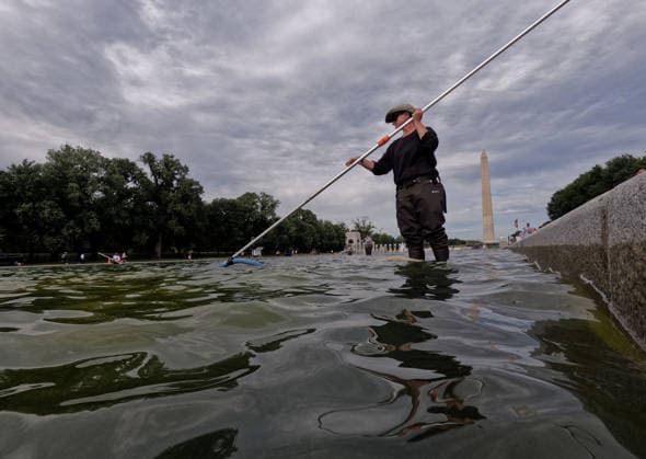 Workers remove algae from the Lincoln Memorial Reflecting Pool in Washington DC, USA. National Park Service (NPS) employees remove green algae from the bottom of the Lincoln Memorial Reflecting Pool in Washington, DC, USA, on June 18, 2026. The NPS is working to control and remove the algae bloom that has turned the pool green following the Trump Administration s recent $14 million repair, resealing, and painting project. Washington USA  Copyright: xMatrixxImagesx xGentxShkullakux