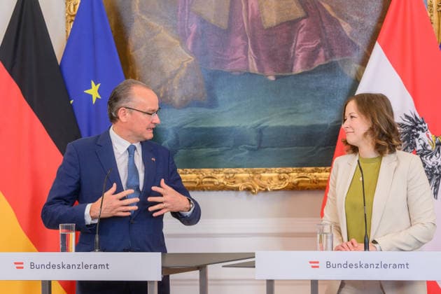 photonews.at - Wien, 19.06.2026. Die Europaministerin empfängt den deutschen Staatsminister für Europa zu einem Arbeitsgespräch im Bundeskanzleramt. Im Mittelpunkt des Treffens stehen aktuelle europapolitische Themen sowie die Zusammenarbeit zwischen Österreich und Deutschland. PHOTO: Staatsminister für Europa Gunther Krichbaum (CDU) und Kanzlerantministerin für Integration, Familie, Jugend und EU-Agenden Claudia Bauer (ÖVP) Austria s Minister for European Affairs welcomes Germany s Minister of State for Europe for a working meeting at the Federal Chancellery in Vienna. The talks focus on current European policy issues and bilateral cooperation Europa, Europapolitik, Deutschland, Österreich, Arbeitsgespräch, Bundeskanzleramt, Europea 