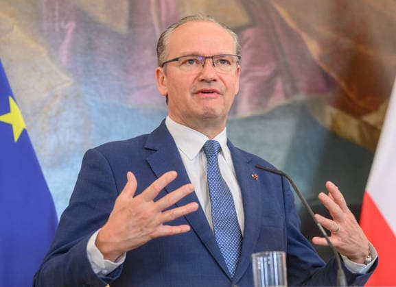 photonews.at - Wien, 19.06.2026. Die Europaministerin empfängt den deutschen Staatsminister für Europa zu einem Arbeitsgespräch im Bundeskanzleramt. Im Mittelpunkt des Treffens stehen aktuelle europapolitische Themen sowie die Zusammenarbeit zwischen Österreich und Deutschland. PHOTO: Staatsminister für Europa Gunther Krichbaum (CDU) Austria s Minister for European Affairs welcomes Germany s Minister of State for Europe for a working meeting at the Federal Chancellery in Vienna. The talks focus on current European policy issues and bilateral cooperation Europa, Europapolitik, Deutschland, Österreich, Arbeitsgespräch, Bundeskanzleramt, European affairs, Europe, Germany, Austria, bilateral relations, Federal Chancellery, EU Doorstep zu 