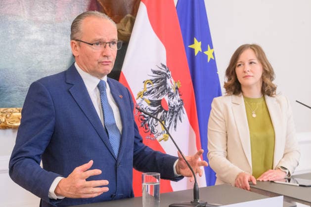 photonews.at - Wien, 19.06.2026. Die Europaministerin empfängt den deutschen Staatsminister für Europa zu einem Arbeitsgespräch im Bundeskanzleramt. Im Mittelpunkt des Treffens stehen aktuelle europapolitische Themen sowie die Zusammenarbeit zwischen Österreich und Deutschland. PHOTO: Staatsminister für Europa Gunther Krichbaum (CDU) und Kanzlerantministerin für Integration, Familie, Jugend und EU-Agenden Claudia Bauer (ÖVP) Austria s Minister for European Affairs welcomes Germany s Minister of State for Europe for a working meeting at the Federal Chancellery in Vienna. The talks focus on current European policy issues and bilateral cooperation Europa, Europapolitik, Deutschland, Österreich, Arbeitsgespräch, Bundeskanzleramt, Europea 