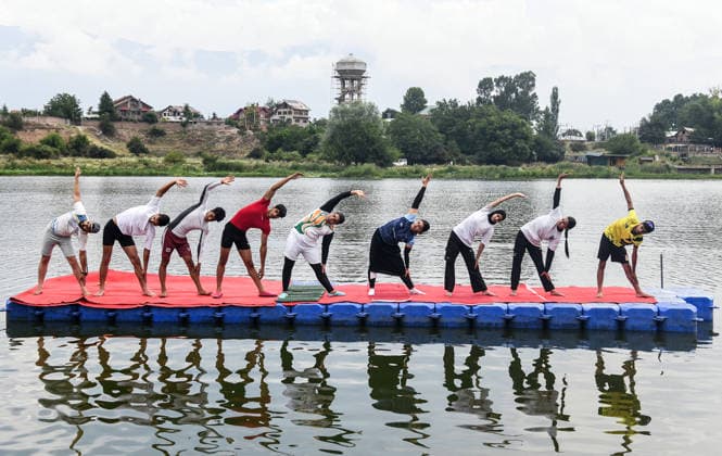 News Bilder des Tages People take part in floating Yoga session at Pokhribal Lake ahead of the International Day of Yoga Srinagar, Jun 19 (ANI): People take part in floating Yoga session at Pokhribal Lake ahead of the International Day of Yoga, in Srinagar on Friday. Srinagar Jammu and Kashmir India Copyright: xANIx ANI_20260619054