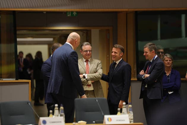June 19, 2026, Brussels, Belgium, European Union: EMMANUEL MACRON, President of France, jokes with ANDRIS KULBERGS, Prime Minister of Latvia, during the second and final day of the two-day European Council summit in Brussels. Brussels European Union - ZUMAo116 20260619_znp_o116_012 Copyright: xBiancaxOterox