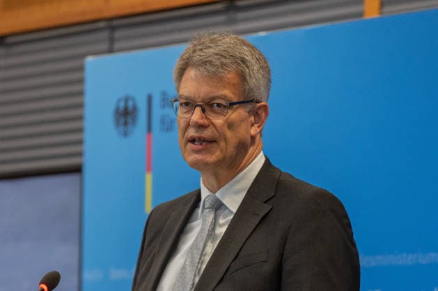 Pressekonferenz zum Status Nordbrücke Bonn Pressekonferenz im Bundesministerium für Verkehr in Bonn: Bundesverkehrsminister Patrick Schnieder (CDU, MdB) informiert über den geplanten Neubau der beschädigten Vorlandbrücke der Friedrich-Ebert-Brücke. Für Fußgänger und Radfahrer soll der Übergang nach entsprechenden Baumaßnahmen noch in diesem Jahr wieder nutzbar werden. Die Bauzeit ist im Beschleunigungsverfahren auf zwei Jahre ausgelegt. Über den Neubau der eigentlichen Strombrücke wird separat entschieden. Bonn Nordrhein-Westfalen Deutschland *** Press Conference on the Status of the Bonn North Bridge Press conference at the Federal Ministry of Transportation in Bonn Federal Minister of Transportation Patrick Schnieder (CDU), Copyright: xMarcxJohnx