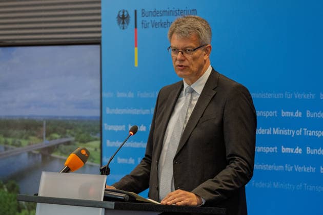 News Bilder des Tages Pressekonferenz zum Status Nordbrücke Bonn Pressekonferenz im Bundesministerium für Verkehr in Bonn: Bundesverkehrsminister Patrick Schnieder (CDU, MdB) informiert über den geplanten Neubau der beschädigten Vorlandbrücke der Friedrich-Ebert-Brücke. Für Fußgänger und Radfahrer soll der Übergang nach entsprechenden Baumaßnahmen noch in diesem Jahr wieder nutzbar werden. Die Bauzeit ist im Beschleunigungsverfahren auf zwei Jahre ausgelegt. Über den Neubau der eigentlichen Strombrücke wird separat entschieden. Bonn Nordrhein-Westfalen Deutschland *** Press Conference on the Status of the Bonn North Bridge Press conference at the Federal Ministry of Transportation in Bonn Federal Minister of Transportation Patrick Schnieder (CDU), Copyright: xMarcxJohnx