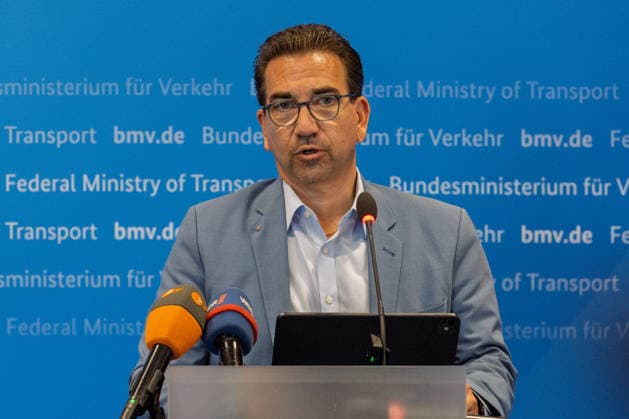 Pressekonferenz zum Status Nordbrücke Bonn Oberbürgermeister der Stadt Bonn Guido DEUS (CDU) - Pressekonferenz im Bundesministerium für Verkehr in Bonn: Bundesverkehrsminister Patrick Schnieder (CDU, MdB) informiert über den geplanten Neubau der beschädigten Vorlandbrücke der Friedrich-Ebert-Brücke. Für Fußgänger und Radfahrer soll der Übergang nach entsprechenden Baumaßnahmen noch in diesem Jahr wieder nutzbar werden. Die Bauzeit ist im Beschleunigungsverfahren auf zwei Jahre ausgelegt. Über den Neubau der eigentlichen Strombrücke wird separat entschieden. Bonn Nordrhein-Westfalen Deutschland *** Press conference on the status of the Bonn North Bridge; Guido DEUS, CDU, Mayor of Bonn; press conference at the Federal Ministry Copyright: xMarcxJohnx