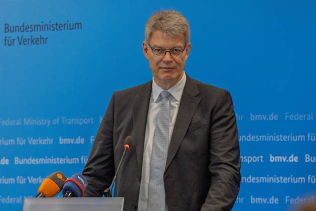 Pressekonferenz zum Status Nordbrücke Bonn Pressekonferenz im Bundesministerium für Verkehr in Bonn: Bundesverkehrsminister Patrick Schnieder (CDU, MdB) informiert über den geplanten Neubau der beschädigten Vorlandbrücke der Friedrich-Ebert-Brücke. Für Fußgänger und Radfahrer soll der Übergang nach entsprechenden Baumaßnahmen noch in diesem Jahr wieder nutzbar werden. Die Bauzeit ist im Beschleunigungsverfahren auf zwei Jahre ausgelegt. Über den Neubau der eigentlichen Strombrücke wird separat entschieden. Bonn Nordrhein-Westfalen Deutschland *** Press Conference on the Status of the Bonn North Bridge Press conference at the Federal Ministry of Transportation in Bonn Federal Minister of Transportation Patrick Schnieder (CDU), Copyright: xMarcxJohnx