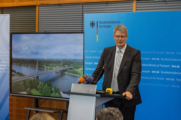 Pressekonferenz zum Status Nordbrücke Bonn Pressekonferenz im Bundesministerium für Verkehr in Bonn: Bundesverkehrsminister Patrick Schnieder (CDU, MdB) informiert über den geplanten Neubau der beschädigten Vorlandbrücke der Friedrich-Ebert-Brücke. Für Fußgänger und Radfahrer soll der Übergang nach entsprechenden Baumaßnahmen noch in diesem Jahr wieder nutzbar werden. Die Bauzeit ist im Beschleunigungsverfahren auf zwei Jahre ausgelegt. Über den Neubau der eigentlichen Strombrücke wird separat entschieden. Bonn Nordrhein-Westfalen Deutschland *** Press Conference on the Status of the Bonn North Bridge Press conference at the Federal Ministry of Transportation in Bonn Federal Minister of Transportation Patrick Schnieder (CDU), Copyright: xMarcxJohnx