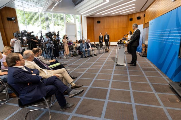 Pressekonferenz zum Status Nordbrücke Bonn Pressekonferenz im Bundesministerium für Verkehr in Bonn: Bundesverkehrsminister Patrick Schnieder (CDU, MdB) informiert über den geplanten Neubau der beschädigten Vorlandbrücke der Friedrich-Ebert-Brücke. Für Fußgänger und Radfahrer soll der Übergang nach entsprechenden Baumaßnahmen noch in diesem Jahr wieder nutzbar werden. Die Bauzeit ist im Beschleunigungsverfahren auf zwei Jahre ausgelegt. Über den Neubau der eigentlichen Strombrücke wird separat entschieden. Bonn Nordrhein-Westfalen Deutschland *** Press Conference on the Status of the Bonn North Bridge Press conference at the Federal Ministry of Transportation in Bonn Federal Minister of Transportation Patrick Schnieder (CDU), Copyright: xMarcxJohnx
