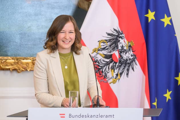 Â photonews.at - Wien, 19.06.2026. Die Integrationsministerin stellt im Bundeskanzleramt das Budget ihres Ressorts vor. Im Rahmen einer Pressekonferenz informiert sie über die budgetären Schwerpunkte im Bereich Integration sowie die geplanten Maßnahmen der Bundesregierung. PHOTO: Kanzlerantministerin für Integration, Familie, Jugend und EU-Agenden Claudia Bauer (ÖVP) Austria s Minister for Integration presents the ministry s budget at the Federal Chancellery in Vienna. During a press conference, she outlines the government s funding priorities and planned measures in the field of integration. Integration, Integrationspolitik, Integrationsbudget, Budget, Bundesregierung, Bundeskanzleramt, Haushalt, budget, integration policy, Clau 