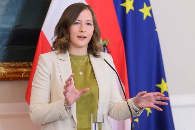 Â photonews.at - Wien, 19.06.2026. Die Integrationsministerin stellt im Bundeskanzleramt das Budget ihres Ressorts vor. Im Rahmen einer Pressekonferenz informiert sie über die budgetären Schwerpunkte im Bereich Integration sowie die geplanten Maßnahmen der Bundesregierung. PHOTO: Kanzlerantministerin für Integration, Familie, Jugend und EU-Agenden Claudia Bauer (ÖVP) Austria s Minister for Integration presents the ministry s budget at the Federal Chancellery in Vienna. During a press conference, she outlines the government s funding priorities and planned measures in the field of integration. Integration, Integrationspolitik, Integrationsbudget, Budget, Bundesregierung, Bundeskanzleramt, Haushalt, budget, integration policy, Clau 
