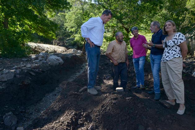 Storms Cause Flooding in Viana do Bolo and Valdeorras, Ourense. The secretary-general of the PSdeG and spokesperson for the Socialist Group in the Galician Parliament, José Ramón Gómez Besteiro 1i, and the mayor of Viana do Bolo, Germán García Ávila 2d, speak with residents affected by the flooding on June 19, 2026, in A Bouza, Viana do Bolo, Ourense, Galicia, Spain. The severe storms that struck yesterday in the provinces of Lugo and Ourense have left the towns of Viana do Bolo and Valdeorras with blocked roads, flooded homes, wrecked cars, and residents without drinking water. June 19, 2026, A Bouza, Viana do Bolo, Ourense, A Bouza, Viana do Bolo, Ourense, Spain,detected_source_language  Copyright: xRosaxVeigax 7608379