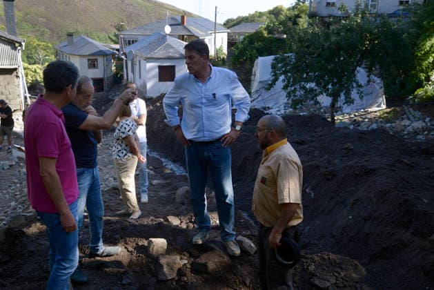 Storms Cause Flooding in Viana do Bolo and Valdeorras, Ourense. The secretary-general of the PSdeG and spokesperson for the Socialist Group in the Galician Parliament, José Ramón Gómez Besteiro 2d, and the mayor of Viana do Bolo, Germán García Ávila 2i, speak with residents affected by the flooding on June 19, 2026, in A Bouza, Viana do Bolo, Ourense, Galicia, Spain. The severe storms that struck yesterday in the provinces of Lugo and Ourense have left the towns of Viana do Bolo and Valdeorras with blocked roads, flooded homes, wrecked cars, and residents without drinking water. June 19, 2026, A Bouza, Viana do Bolo, Ourense, A Bouza, Viana do Bolo, Ourense, Spain,detected_source_language  Copyright: xRosaxVeigax 7608381