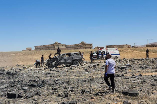 News Bilder des Tages Israel renews strikes on southern, eastern Lebanon, wounds 5 in Baalbek BAALBEK, LEBANON - JUNE 19: Officials conduct search and rescue operation following Israeli attacks on a farm in the village of al-Jemaliyya, near the city of Baalbek, Lebanon on June 19, 2026. Suleiman Amhaz Anadolu Baalbek Lebanon. Editorial use only. Please get in touch for any other usage.  Copyright: x2026xAnadoluxSuleimanxAmhazx