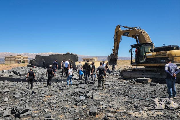 Israel renews strikes on southern, eastern Lebanon, wounds 5 in Baalbek BAALBEK, LEBANON - JUNE 19: Officials conduct search and rescue operation following Israeli attacks on a farm in the village of al-Jemaliyya, near the city of Baalbek, Lebanon on June 19, 2026. Suleiman Amhaz Anadolu Baalbek Lebanon. Editorial use only. Please get in touch for any other usage.  Copyright: x2026xAnadoluxSuleimanxAmhazx