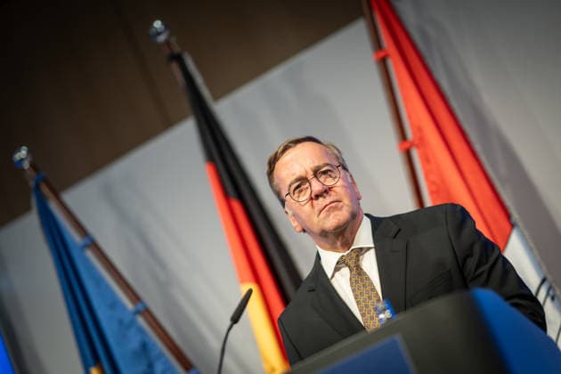 Abschlusspressekonferenz im Hamburger CCH - Boris Pistorius (SPD), Verteidigungsminister;Innenministerkonferenz IMK 2026 in Hamburg Ständige Konferenz der Innenministerinnen und Innenminister der Länder - Ständige Konferenz der Innenminister und -senatoren der Länder, Hamburg Hamburg Deutschland CCH *** Closing press conference at the CCH in Hamburg; Boris Pistorius (SPD), Minister of Defense; IMK 2026 in Hamburg; Standing Conference of the State Ministers of the Interior; Standing Conference of the State Ministers and Senators of the Interior, Hamburg, Germany, CCH,detected_source_language