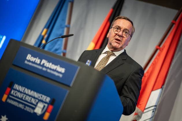 Abschlusspressekonferenz im Hamburger CCH - Boris Pistorius (SPD), Verteidigungsminister;Innenministerkonferenz IMK 2026 in Hamburg Ständige Konferenz der Innenministerinnen und Innenminister der Länder - Ständige Konferenz der Innenminister und -senatoren der Länder, Hamburg Hamburg Deutschland CCH *** Closing press conference at the CCH in Hamburg; Boris Pistorius (SPD), Minister of Defense; IMK 2026 in Hamburg; Standing Conference of the State Ministers of the Interior; Standing Conference of the State Ministers and Senators of the Interior, Hamburg, Germany, CCH,detected_source_language