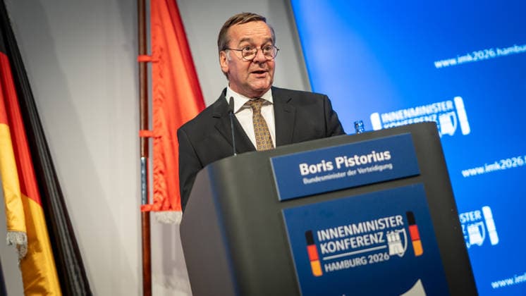 Abschlusspressekonferenz im Hamburger CCH - Boris Pistorius (SPD), Verteidigungsminister;Innenministerkonferenz IMK 2026 in Hamburg Ständige Konferenz der Innenministerinnen und Innenminister der Länder - Ständige Konferenz der Innenminister und -senatoren der Länder, Hamburg Hamburg Deutschland CCH *** Closing press conference at the CCH in Hamburg; Boris Pistorius (SPD), Minister of Defense; IMK 2026 in Hamburg; Standing Conference of the State Ministers of the Interior; Standing Conference of the State Ministers and Senators of the Interior, Hamburg, Germany, CCH,detected_source_language