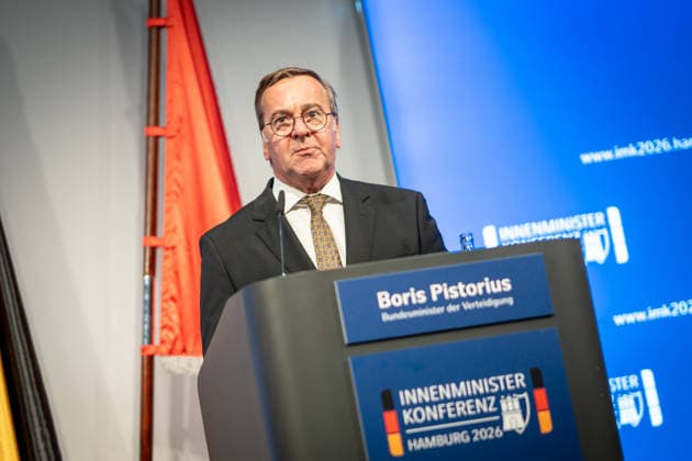 Abschlusspressekonferenz im Hamburger CCH - Boris Pistorius (SPD), Verteidigungsminister;Innenministerkonferenz IMK 2026 in Hamburg Ständige Konferenz der Innenministerinnen und Innenminister der Länder - Ständige Konferenz der Innenminister und -senatoren der Länder, Hamburg Hamburg Deutschland CCH *** Closing press conference at the CCH in Hamburg; Boris Pistorius (SPD), Minister of Defense; IMK 2026 in Hamburg; Standing Conference of the State Ministers of the Interior; Standing Conference of the State Ministers and Senators of the Interior, Hamburg, Germany, CCH,detected_source_language