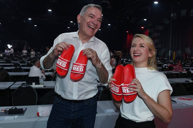 News Bilder des Tages 10. Bundesparteitag der Partei Die Linke am 19.06.2026 in der Metropolis Halle in Potsdam Hallenrundgang mit den Parteivorsitzenden Jan van Aken ( Parteivorsitzender Die Linke ), links - Ines Schwerdtner ( Parteivorsitzende Die Linke ), rechts - zeigen Badelatschen mit der Aufschrift: Walking Red *** 10th National Party Convention of Die Linke on June 19, 2026, at the Metropolis Halle in Potsdam; a tour of the venue with party leaders Jan van Aken, chair of Die Linke, on the left, Ines Schwerdtner, Party Chair of Die Linke, and on the right, flip-flops bearing the inscription Walking Red ,detected_source_language xRx