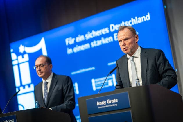 Abschlusspressekonferenz im Hamburger CCH - Alexander Dobrindt (CSU), Bundesinnenminister, mit Andy Grote (SPD), Innensenator Hamburg (von links);Innenministerkonferenz IMK 2026 in Hamburg Ständige Konferenz der Innenministerinnen und Innenminister der Länder - Ständige Konferenz der Innenminister und -senatoren der Länder, Hamburg Hamburg Deutschland CCH *** Closing press conference at the CCH in Hamburg