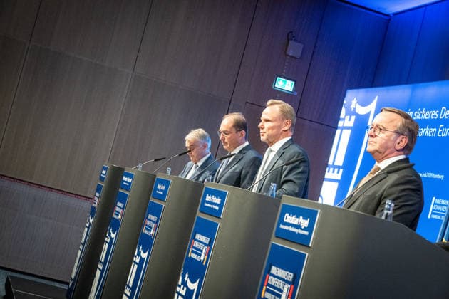 Abschlusspressekonferenz im Hamburger CCH - Herbert Reul (CDU), Innenminister Nordrhein-Westfalen NRW, Alexander Dobrindt (CSU), Bundesinnenminister, Andy Grothe (SPD), Innensenator Hamburg, Boris Pistorius (SPD), Verteidigungsminister (von links);Innenministerkonferenz IMK 2026 in Hamburg Ständige Konferenz der Innenministerinnen und Innenminister der Länder - Ständige Konferenz der Innenminister und -senatoren der Länder, Hamburg Hamburg Deutschland CCH *** Closing press conference at the CCH in Hamburg