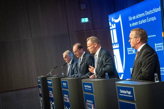 Abschlusspressekonferenz im Hamburger CCH - Herbert Reul (CDU), Innenminister Nordrhein-Westfalen NRW, Alexander Dobrindt (CSU), Bundesinnenminister, Andy Grothe (SPD), Innensenator Hamburg, Boris Pistorius (SPD), Verteidigungsminister (von links);Innenministerkonferenz IMK 2026 in Hamburg Ständige Konferenz der Innenministerinnen und Innenminister der Länder - Ständige Konferenz der Innenminister und -senatoren der Länder, Hamburg Hamburg Deutschland CCH *** Closing press conference at the CCH in Hamburg