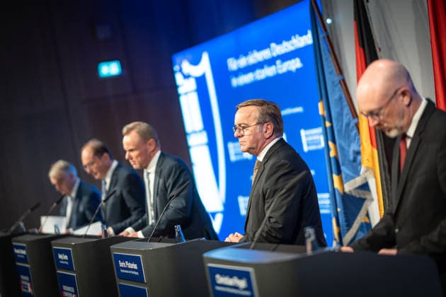 Abschlusspressekonferenz im Hamburger CCH - Herbert Reul (CDU), Innenminister Nordrhein-Westfalen NRW, Alexander Dobrindt (CSU), Bundesinnenminister, Andy Grothe (SPD), Innensenator Hamburg, Boris Pistorius (SPD), Verteidigungsminister, Christian Pegel (SPD), Innenminister Mecklenburg-Vorpommern (von links);Innenministerkonferenz IMK 2026 in Hamburg Ständige Konferenz der Innenministerinnen und Innenminister der Länder - Ständige Konferenz der Innenminister und -senatoren der Länder, Hamburg Hamburg Deutschland CCH *** Closing press conference at the CCH in Hamburg