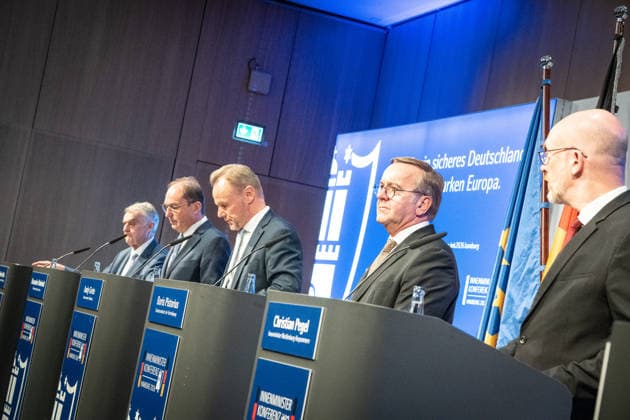 Abschlusspressekonferenz im Hamburger CCH - Herbert Reul (CDU), Innenminister Nordrhein-Westfalen NRW, Alexander Dobrindt (CSU), Bundesinnenminister, Andy Grothe (SPD), Innensenator Hamburg, Boris Pistorius (SPD), Verteidigungsminister, Christian Pegel (SPD), Innenminister Mecklenburg-Vorpommern (von links);Innenministerkonferenz IMK 2026 in Hamburg Ständige Konferenz der Innenministerinnen und Innenminister der Länder - Ständige Konferenz der Innenminister und -senatoren der Länder, Hamburg Hamburg Deutschland CCH *** Closing press conference at the CCH in Hamburg