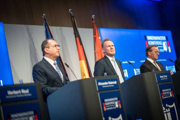 Abschlusspressekonferenz im Hamburger CCH - Alexander Dobrindt (CSU), Bundesinnenminister, Andy Grothe (SPD), Innensenator Hamburg, Boris Pistorius (SPD), Verteidigungsminister (von links);Innenministerkonferenz IMK 2026 in Hamburg Ständige Konferenz der Innenministerinnen und Innenminister der Länder - Ständige Konferenz der Innenminister und -senatoren der Länder, Hamburg Hamburg Deutschland CCH *** Closing press conference at the CCH in Hamburg