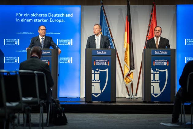 Abschlusspressekonferenz im Hamburger CCH - Alexander Dobrindt (CSU), Bundesinnenminister, Andy Grothe (SPD), Innensenator Hamburg, Boris Pistorius (SPD), Verteidigungsminister (von links);Innenministerkonferenz IMK 2026 in Hamburg Ständige Konferenz der Innenministerinnen und Innenminister der Länder - Ständige Konferenz der Innenminister und -senatoren der Länder, Hamburg Hamburg Deutschland CCH *** Closing press conference at the CCH in Hamburg